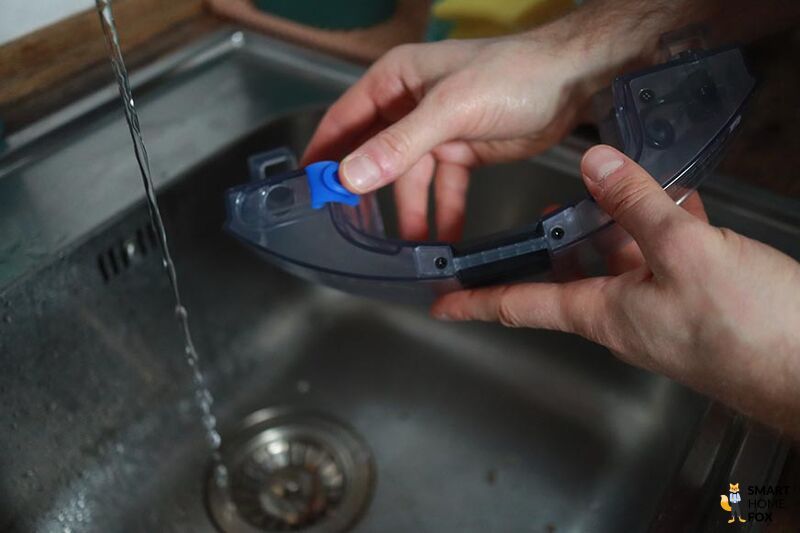 Wasser wird in den Wasserbehälter des Yeedi Vac Hybrid gefüllt